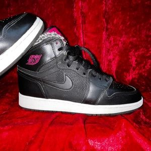 Jordan 1 Retro High
Fleece Black Pink (GS)